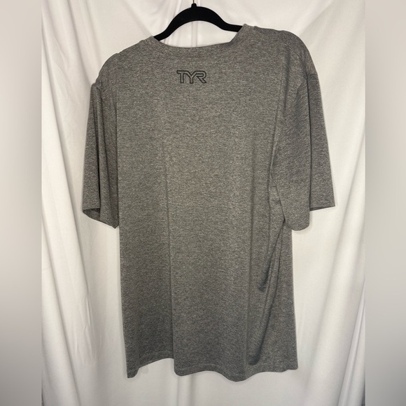 TYR Gray Short Sleeve Tee Sun Defense Shirt - Picture 2 of 3